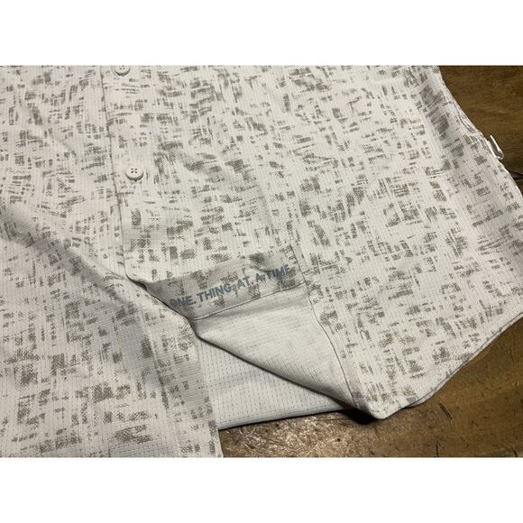 Lululemon Mens Large Shirt Airing Easy Short Sleeve White Gray Geometric - Picture 6 of 10